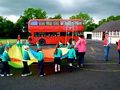 Veľký červený autobus medzi írskymi deťmi