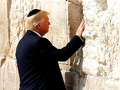 Donald Trump navštívil Múr nárekov