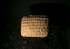 Tabuľky s babylonsk&yacute;m klinov&yacute;m p&iacute;smom (ZDROJ: http://www.jpost.com/Not-Just-News/Ancient-tablets-reveal-daily-life-of-exiled-Jews-in-Babylon-2500-years-ago-389864)