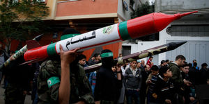 Izraelský veľvyslanec varuje: Hamas sa zásobuje zbraňami