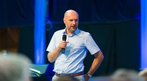 Proč stojíte a koukáte?