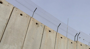 Palestínčan preskočil plot a dobodal troch Izraelčanov