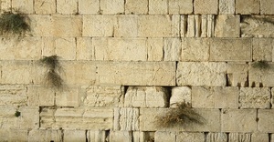 Zo Západného múru spadol stokilový kameň
